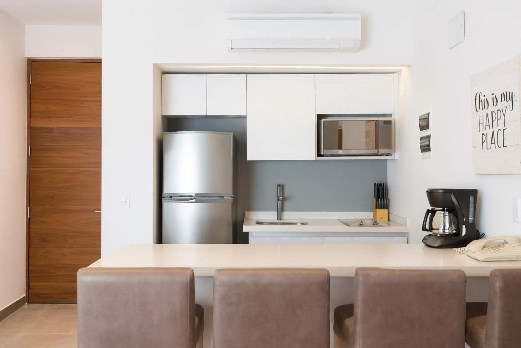 Luxury Condo 1BR Kitchen AC Gym Pool Cinema - 3