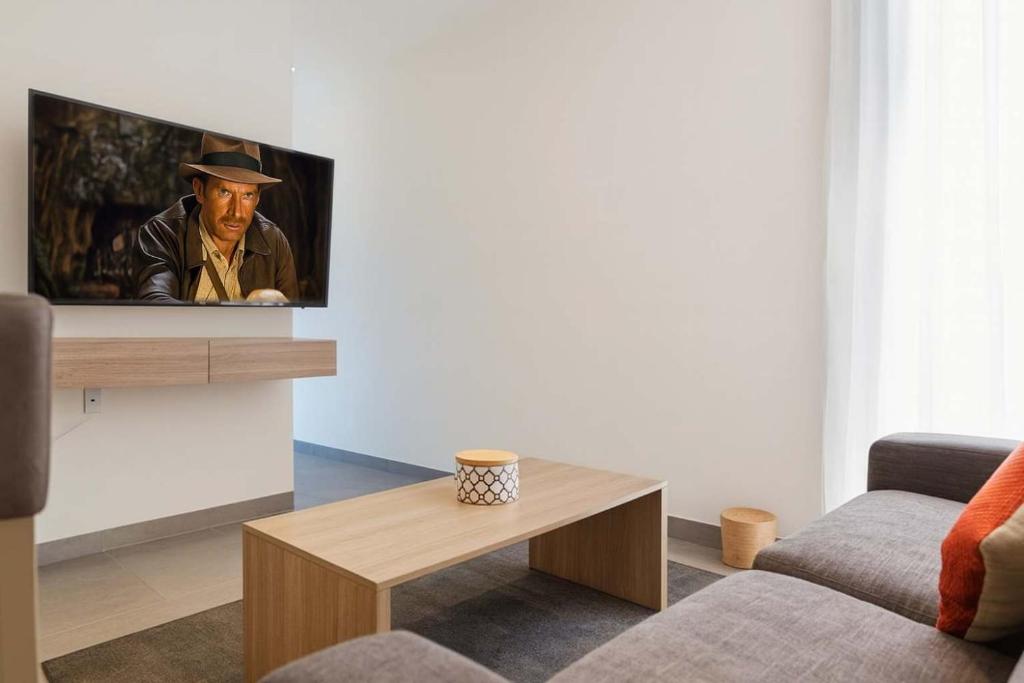 Luxury Condo 1BR Kitchen AC Gym Pool Cinema - 5