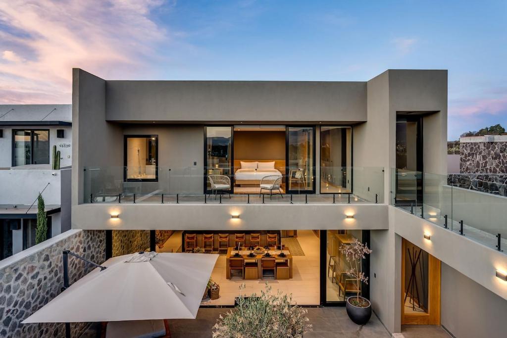 Casa Malanquín, Modern 4BR Home in Golf Community - 4