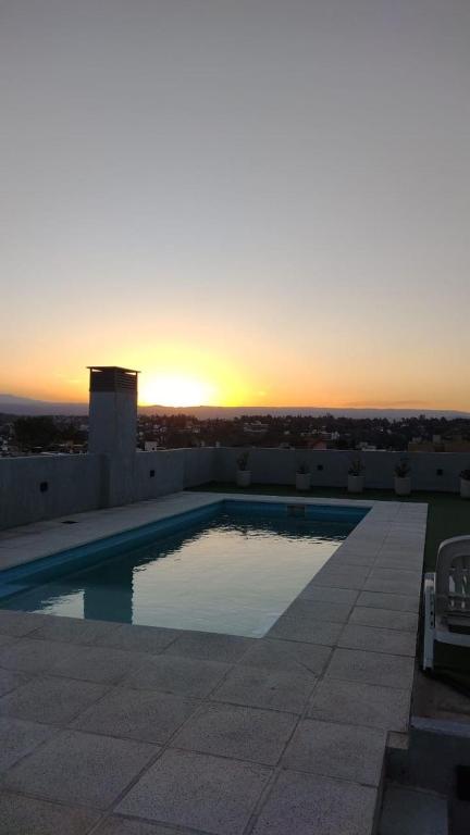 Departamento céntrico a cuadras del lago san roque - 4