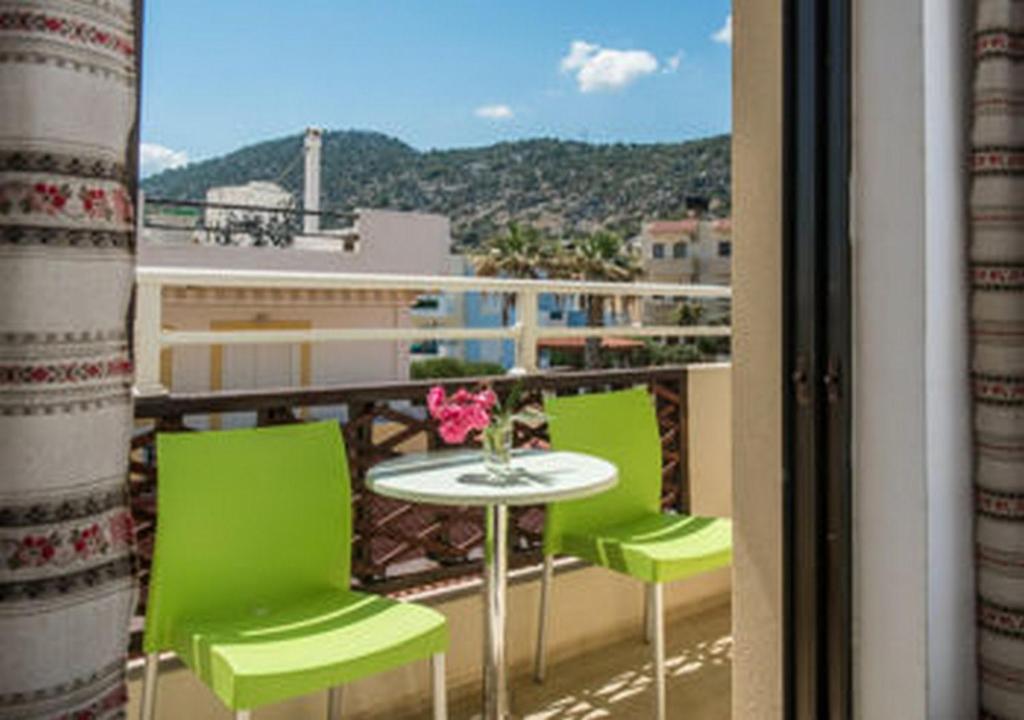Smaragdine Beach Hotel — Hotel rooms in Stalida