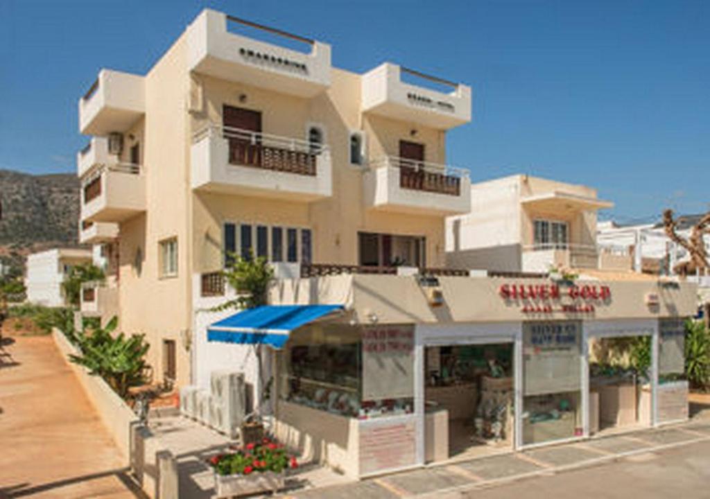 Smaragdine Beach Hotel — Hotel building in Stalida