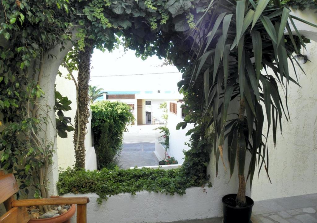 Smaragdine Beach Hotel — Hotel building in Stalida