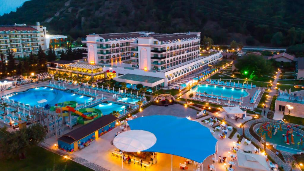 Dosinia Luxury Resort-Ultra All Inclusive — Hotel building in Beldibi