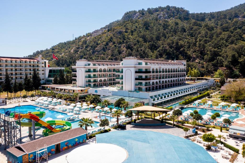 Dosinia Luxury Resort-Ultra All Inclusive — Hotel building in Beldibi