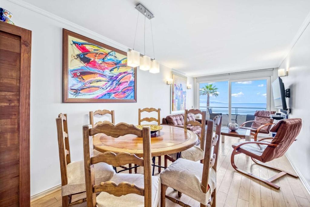Seafront Bay 3BR Apartment with Terrace & Sea View - 2
