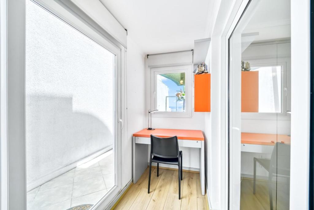 Seafront Bay 3BR Apartment with Terrace & Sea View - 3