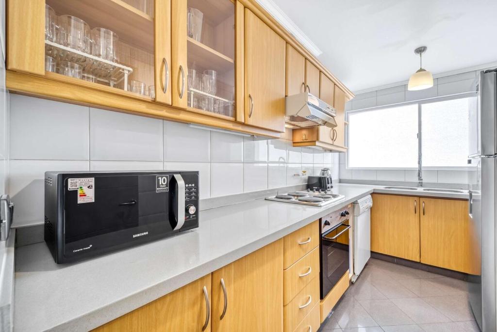 Seafront Bay 3BR Apartment with Terrace & Sea View - 4