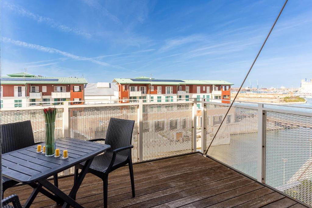 GuestHost - Bright Balcony Apt with Sea-View - 2