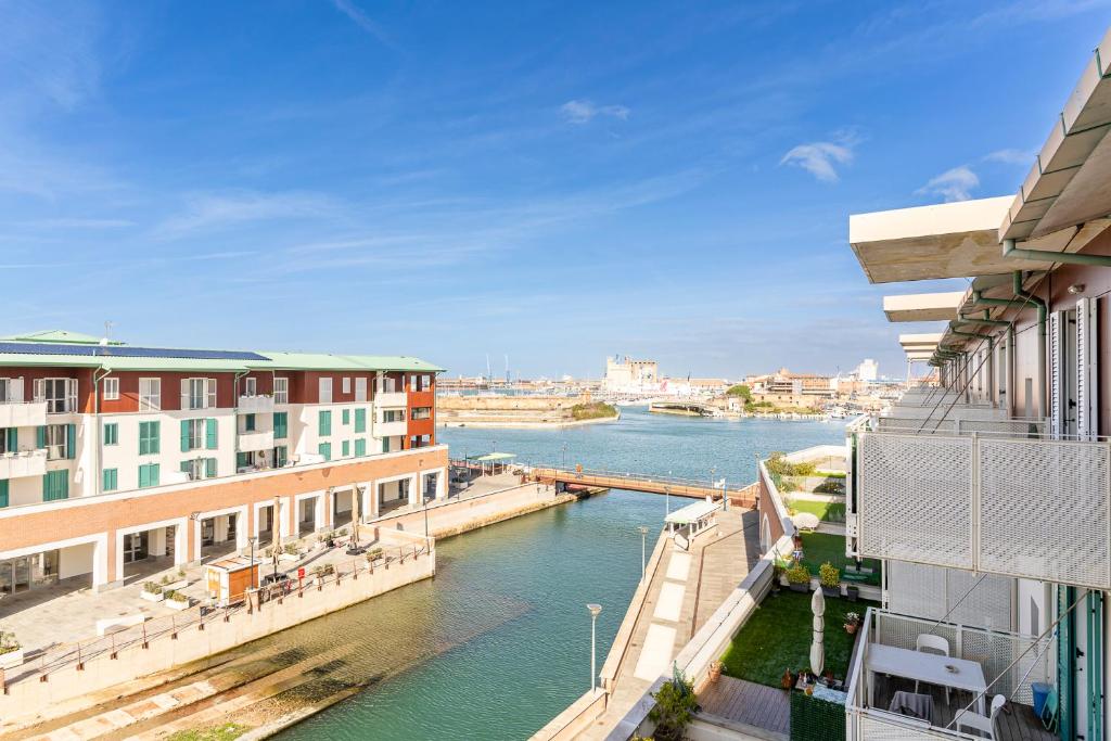 GuestHost - Bright Balcony Apt with Sea-View - 1
