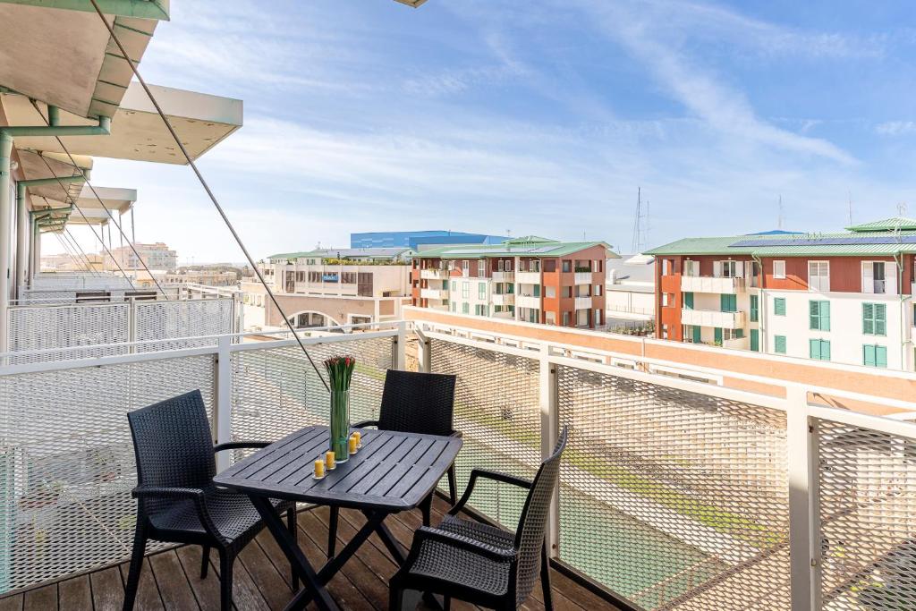GuestHost - Bright Balcony Apt with Sea-View - 3