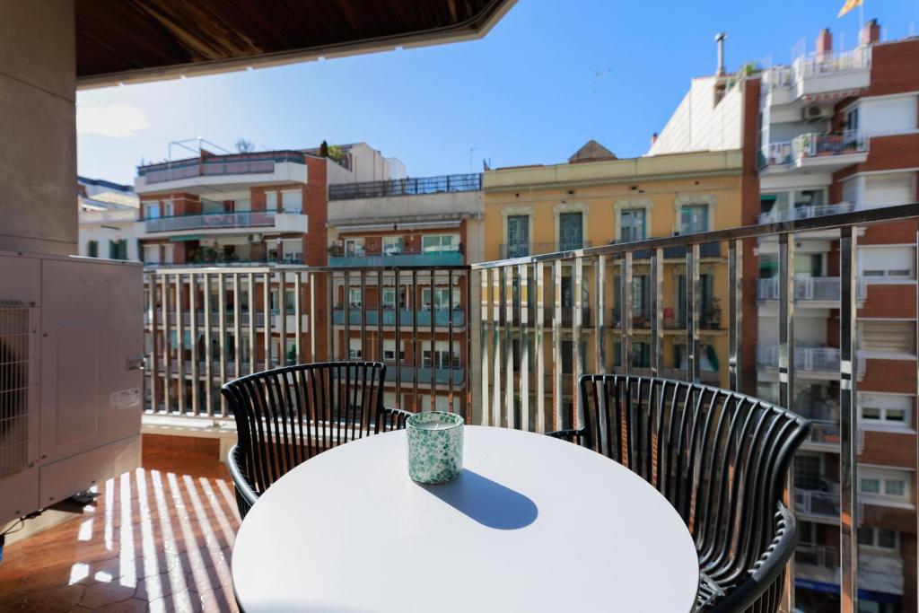 ApartEasy mid-term ONLY for VACATIONS stays, EIXAMPLE CENTER - 3