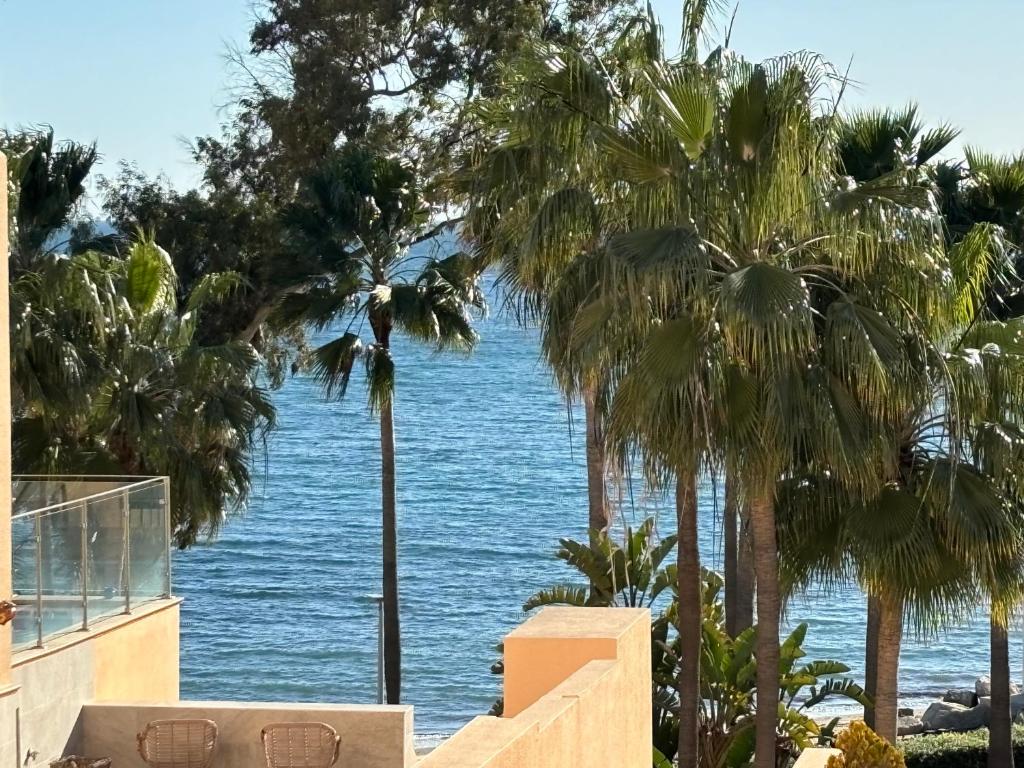 5 Stars BEACHFRONT PARADISE - Seaview, Always Heated Pool, Gym, Sauna! - 1