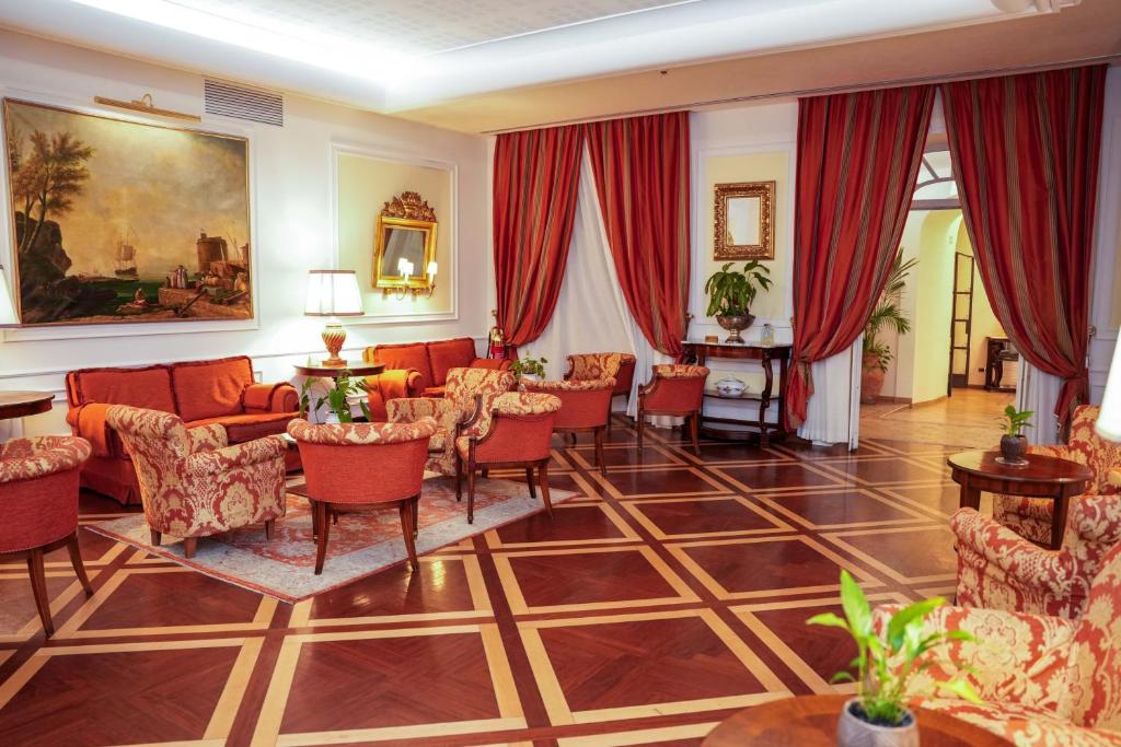 Shared lounge/TV area