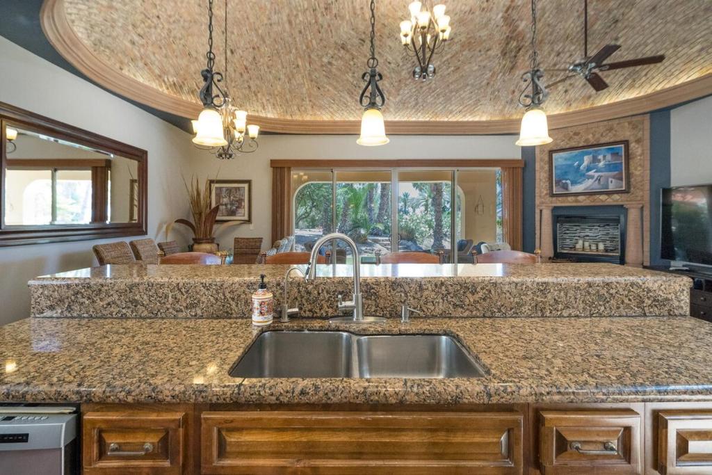 3BR Villa w/ Rooftop Sea Views Steps to Beach - 4