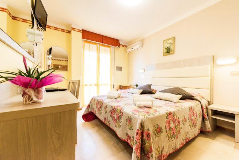 Hotel Marco Polo — Pokoje in Rimini, Emilia-Romania
