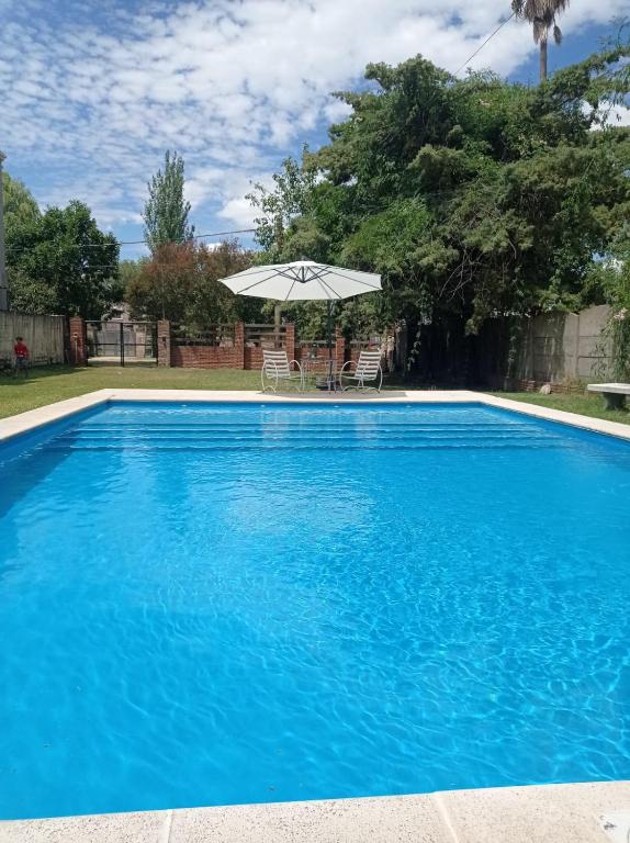 Casa con pileta y gran jardín en entrada de Roldan - 2