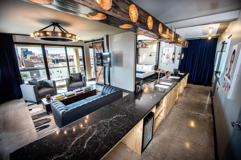 [Found Re Phoenix 호텔의 세련된 로비 공간]