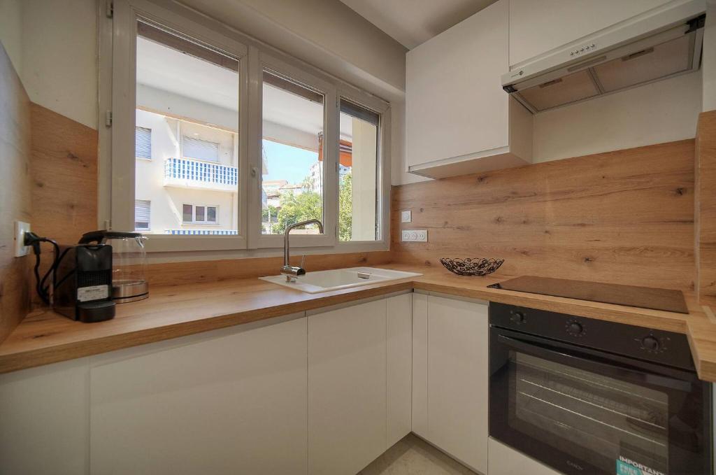 FRGK 2BDR Stanislas Apartment Terrace, Central Cannes AC & ULTRA FAST Wi-Fi - 3