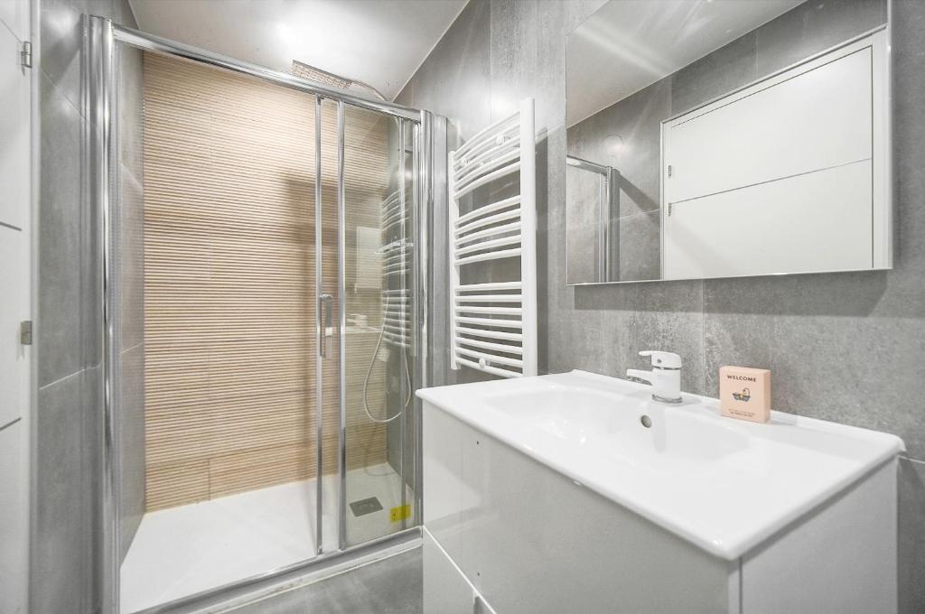 FRGK "24 AOUT 1 Mezzanine Bedroom Apartment Center Antibes AC WIFI HIGH SPEED " - 4