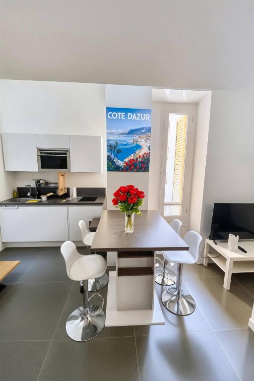 FRGK "24 AOUT 1 Mezzanine Bedroom Apartment Center Antibes AC WIFI HIGH SPEED " - 1