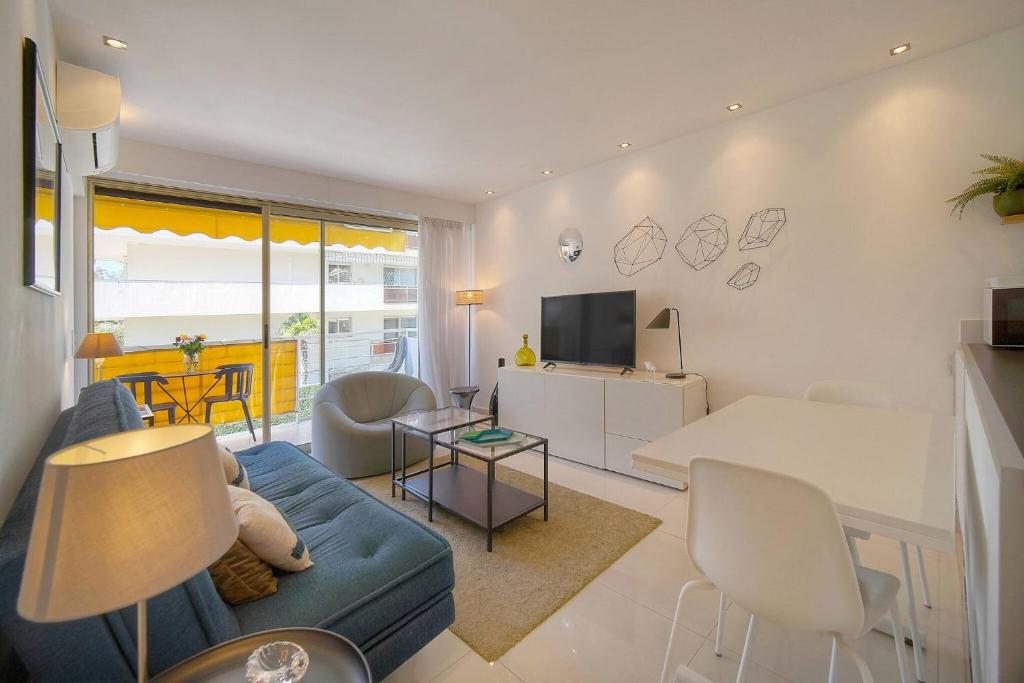 FRGK "Palm Beach Luxe 1BR Balcony, AC & Ultra-Fast Wi-Fi" - 5