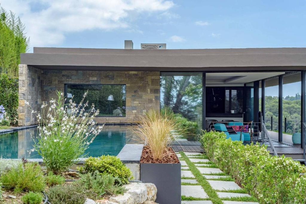 FRGK TTWHYNOT Luxury Contemporary Villa Pool, Garden & Ultra-Fast Wi-Fi - 2