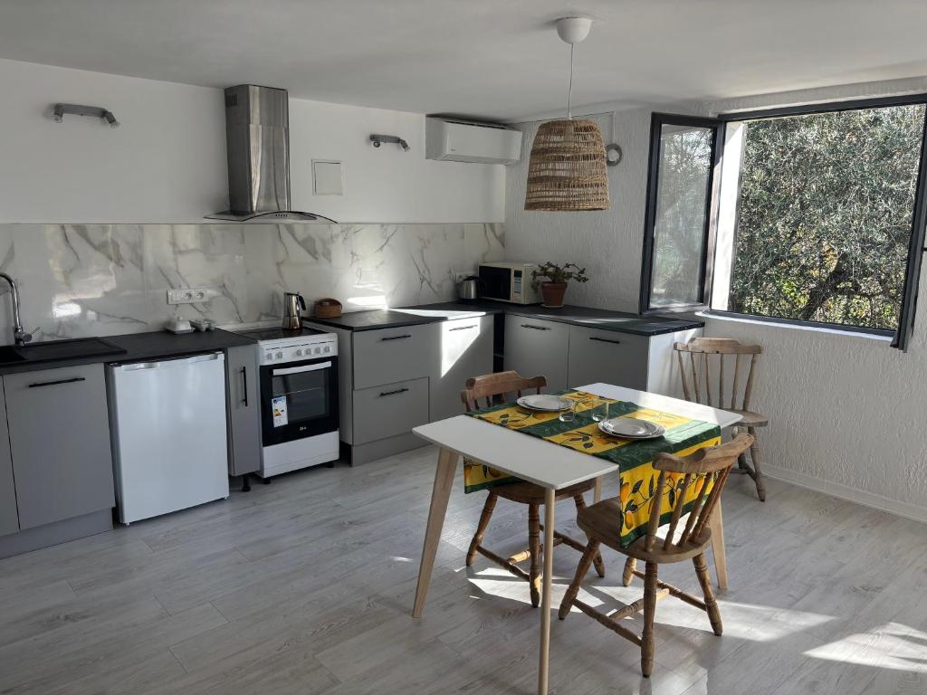 Charming apartment with stunning mountain views - 4