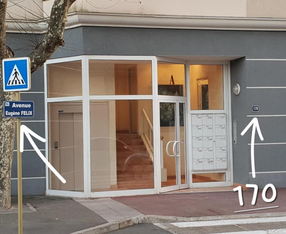 Appartement climatisé centre ville, proche plages Saint Raphaël et Fréjus avec ascenseur - 2