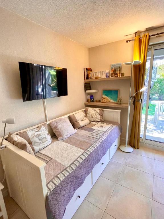 Ground Floor Apartment with Garden - 2