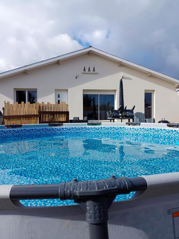 Charmante maison avec piscine entre lac et plage - 1