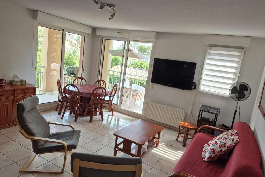 Large T4 with pool terrace and beach on foot - 3