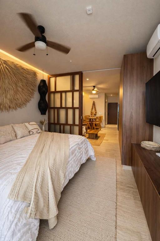 One-Bedroom Apartment near Beach and 5th - 5