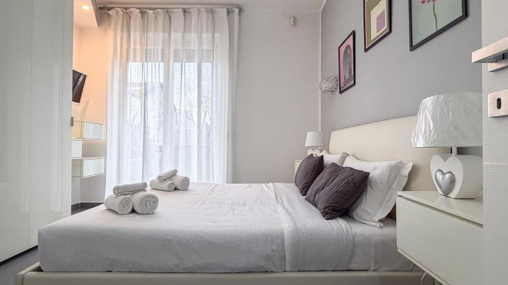 Family 2BR Apartment with Balcony, Near Metro - 3