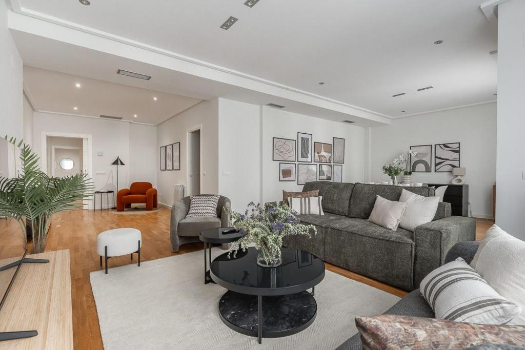 Stunning spacious -3Bdr 25Baths -Salamanca - 2