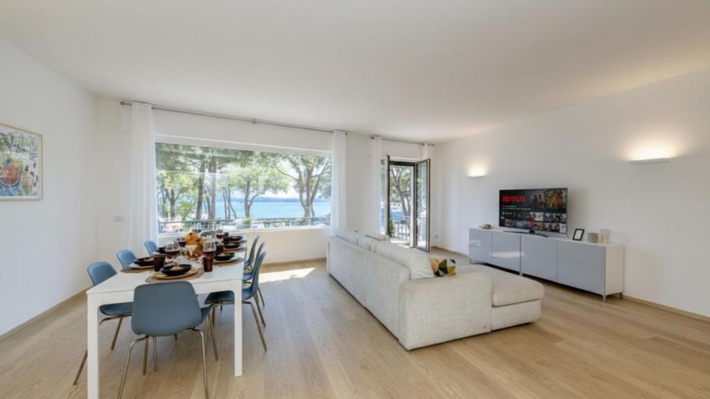 The Lake Giant with Lake View Renovated 2025 DesenzanoLoft Official Partner Homes & Villas by Marriott Bonvoy - 5