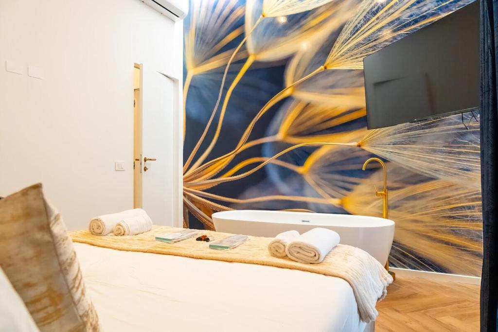 3 Suites, Freestanding Tub, XL Luxury Apartment - 1