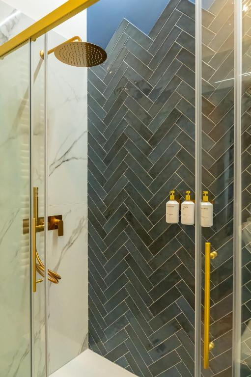 3 Suites, Freestanding Tub, XL Luxury Apartment - 2