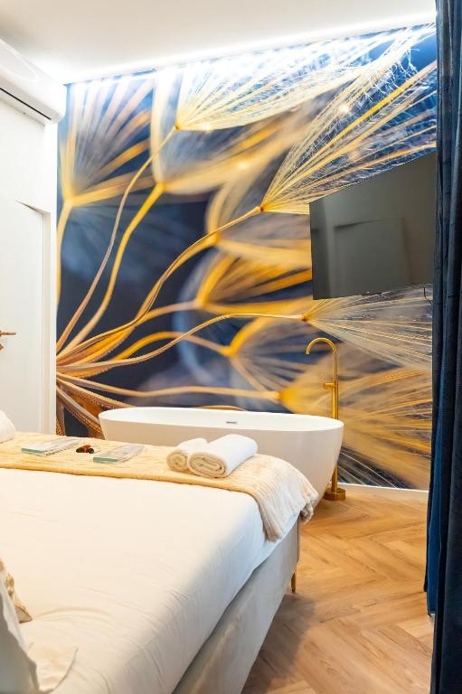 3 Suites, Freestanding Tub, XL Luxury Apartment - 3