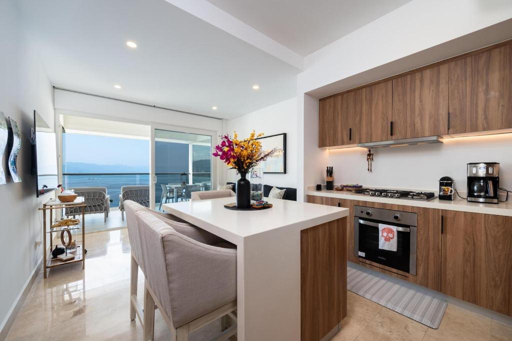 13th Floor Oceanfront 8 Pools 500Mbps - 2