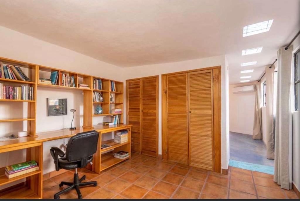 Business in-suite with office - 4