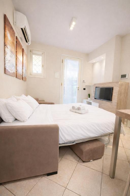 Lake Garda Apartment with Pool, Private Garden & Parking - 4