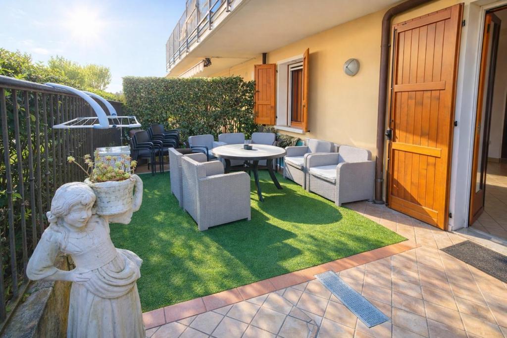 Lake Garda Apartment with Pool, Private Garden & Parking - 2