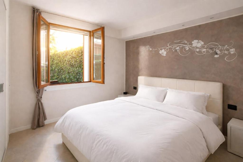 Lake Garda Apartment with Pool, Private Garden & Parking - 3
