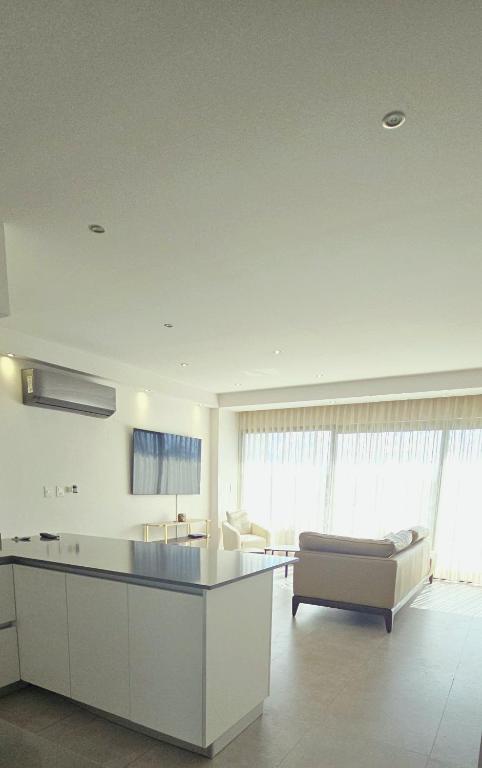 Luxury Condo Residencial Area Close to Everything - 3