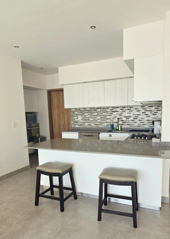Luxury Condo Residencial Area Close to Everything - 5