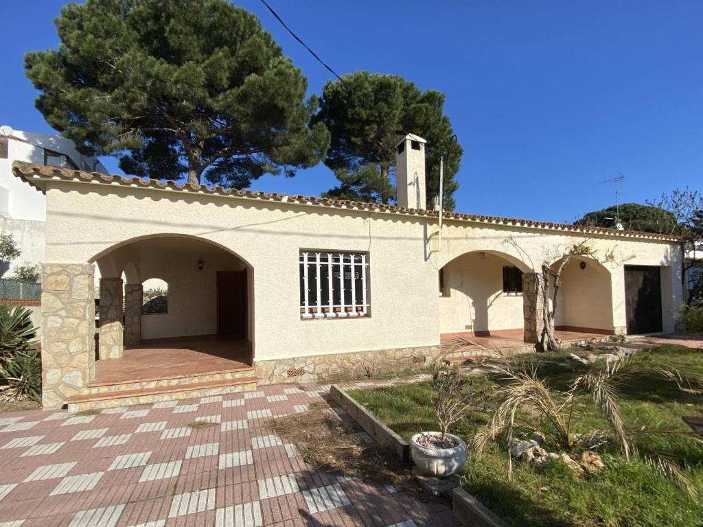 Acogedora Casa Familiar con Jardín y Barbacoa Cerca de la Playa en Torroella de Montgrí - HISP-7-41 - 1