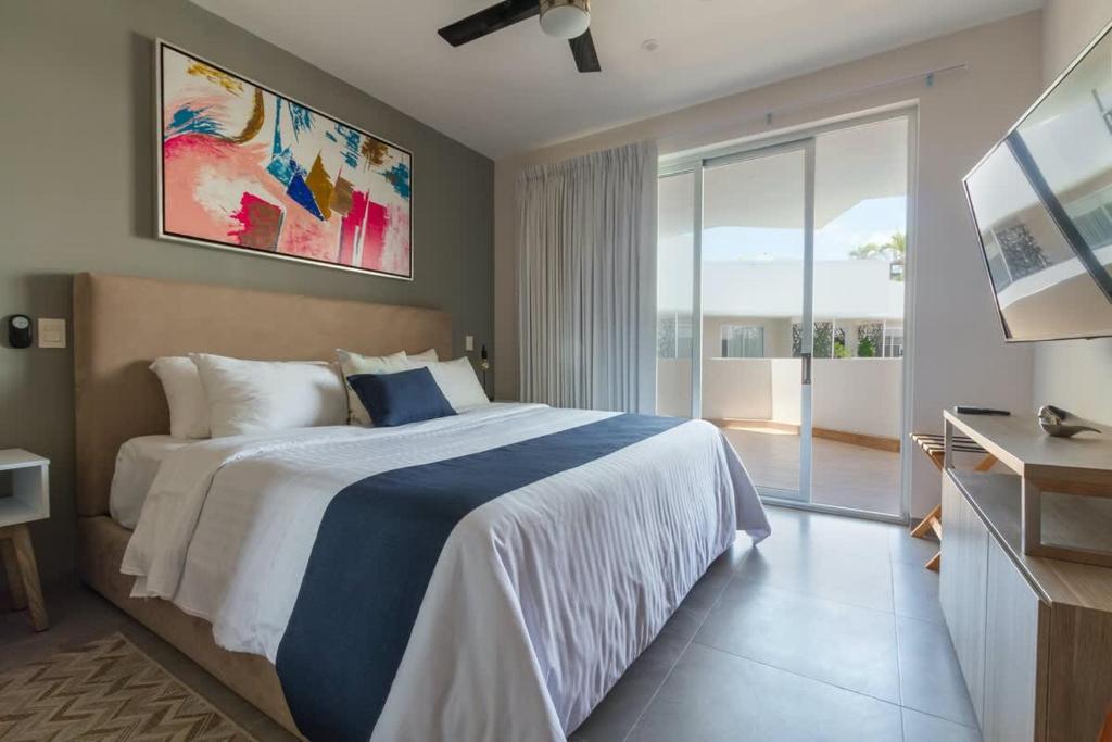 Beautiful and Centric 1BR PH Private Pool - 5