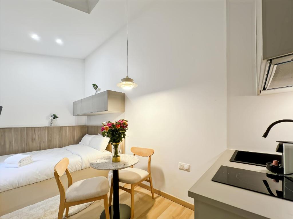 Paris Studio in Montmartre Area near Metro & Shops - 2