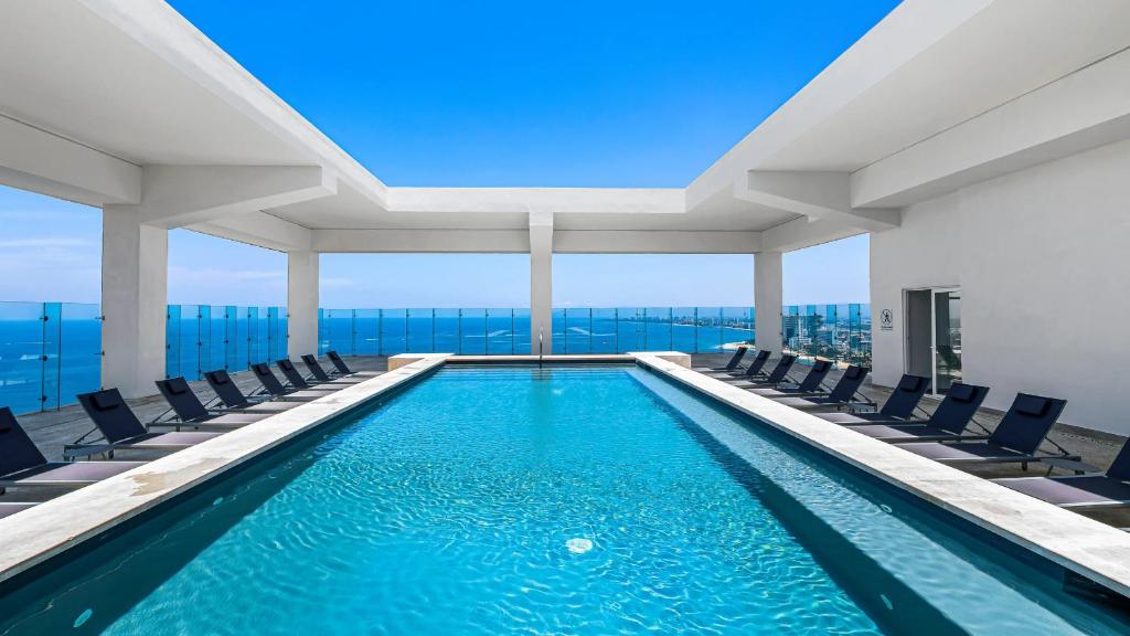 Stylish Oceanfront 2BR - Balcony with Sunset Views, Pools, Beach & Gyms - 2